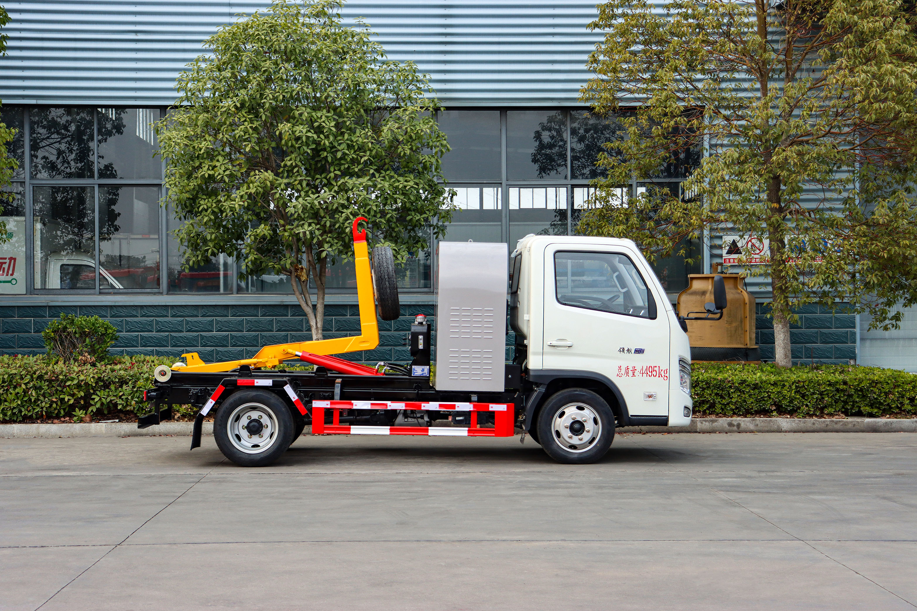 福田領(lǐng)航2.5方純電動車廂可卸式垃圾車圖片3