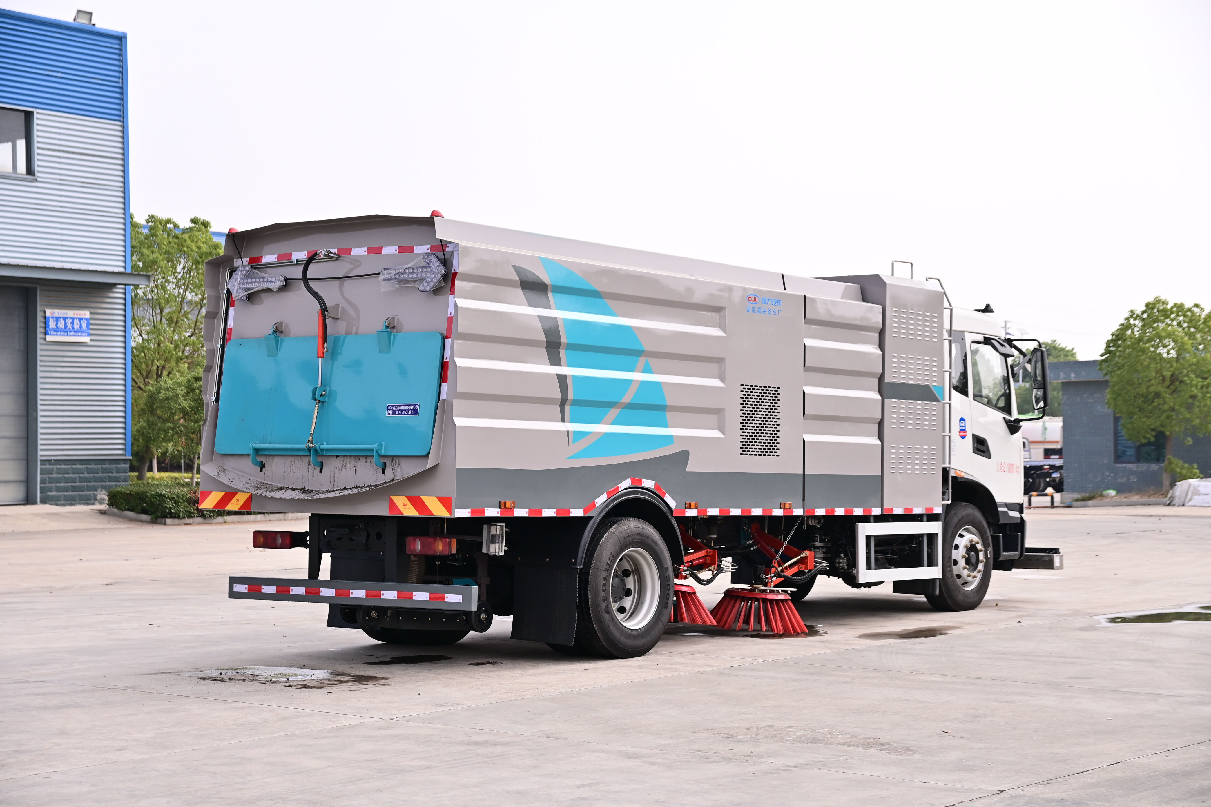 東風(fēng)天錦純電動(dòng)12方掃路車加裝機(jī)場(chǎng)專用圖片4