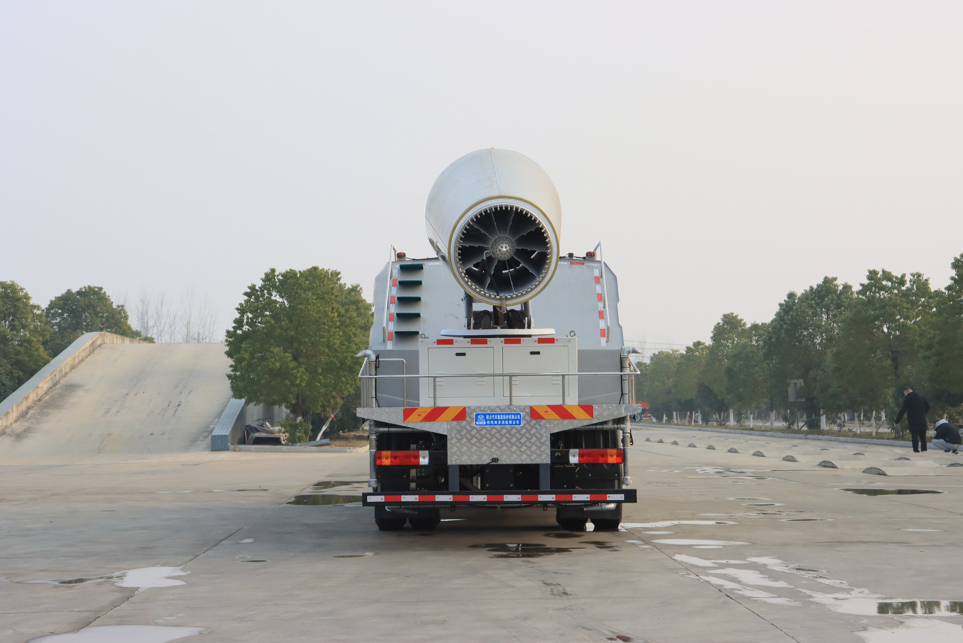 FAW解放純電動(dòng)多功能抑塵車圖片5