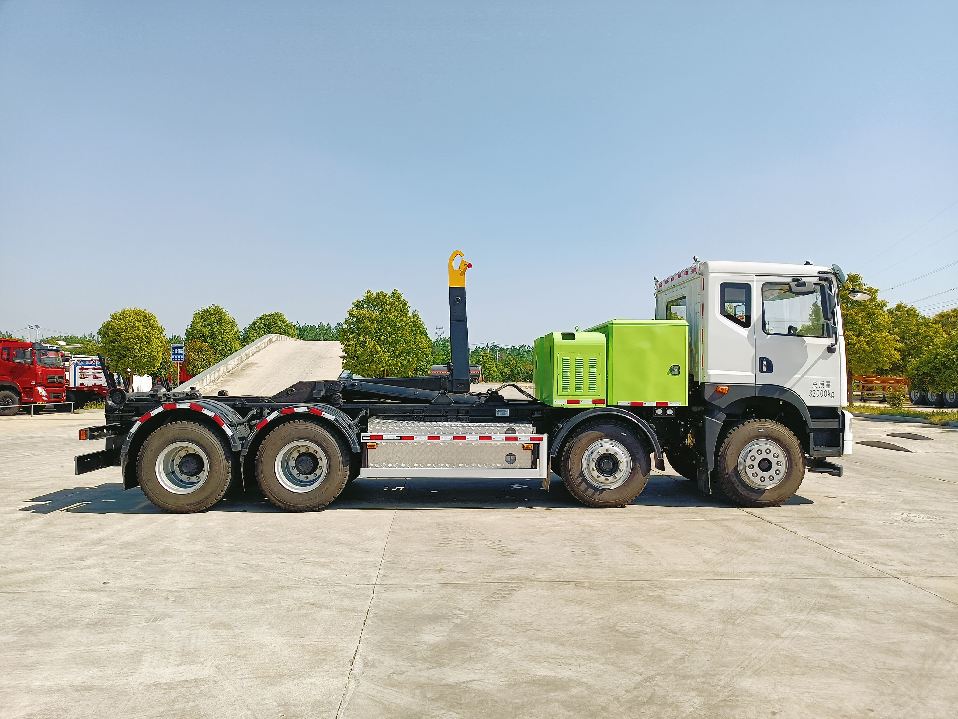 東風(fēng)華神32噸純電動車廂可卸式垃圾車圖片3