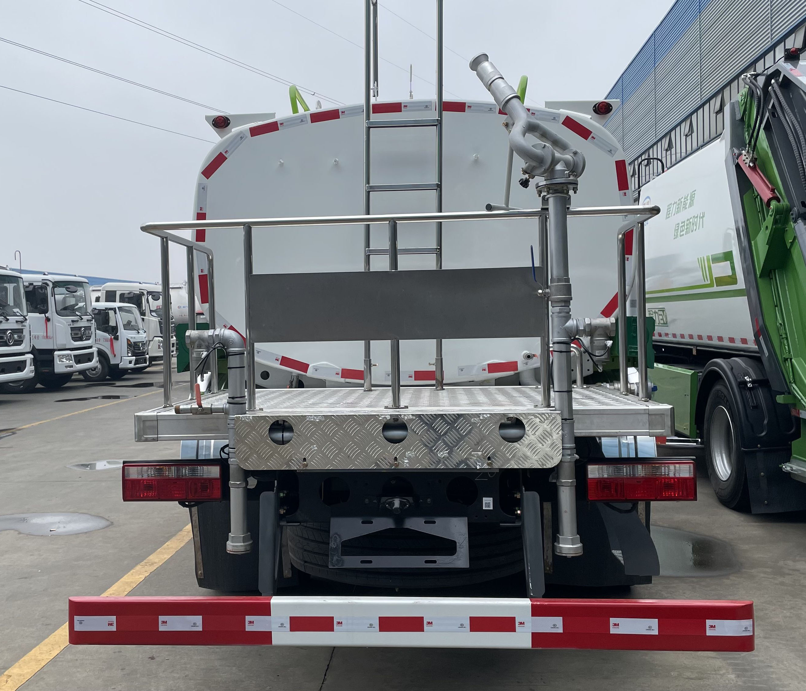 東風(fēng)凱普特12方純電動(dòng)綠化噴灑車圖片5