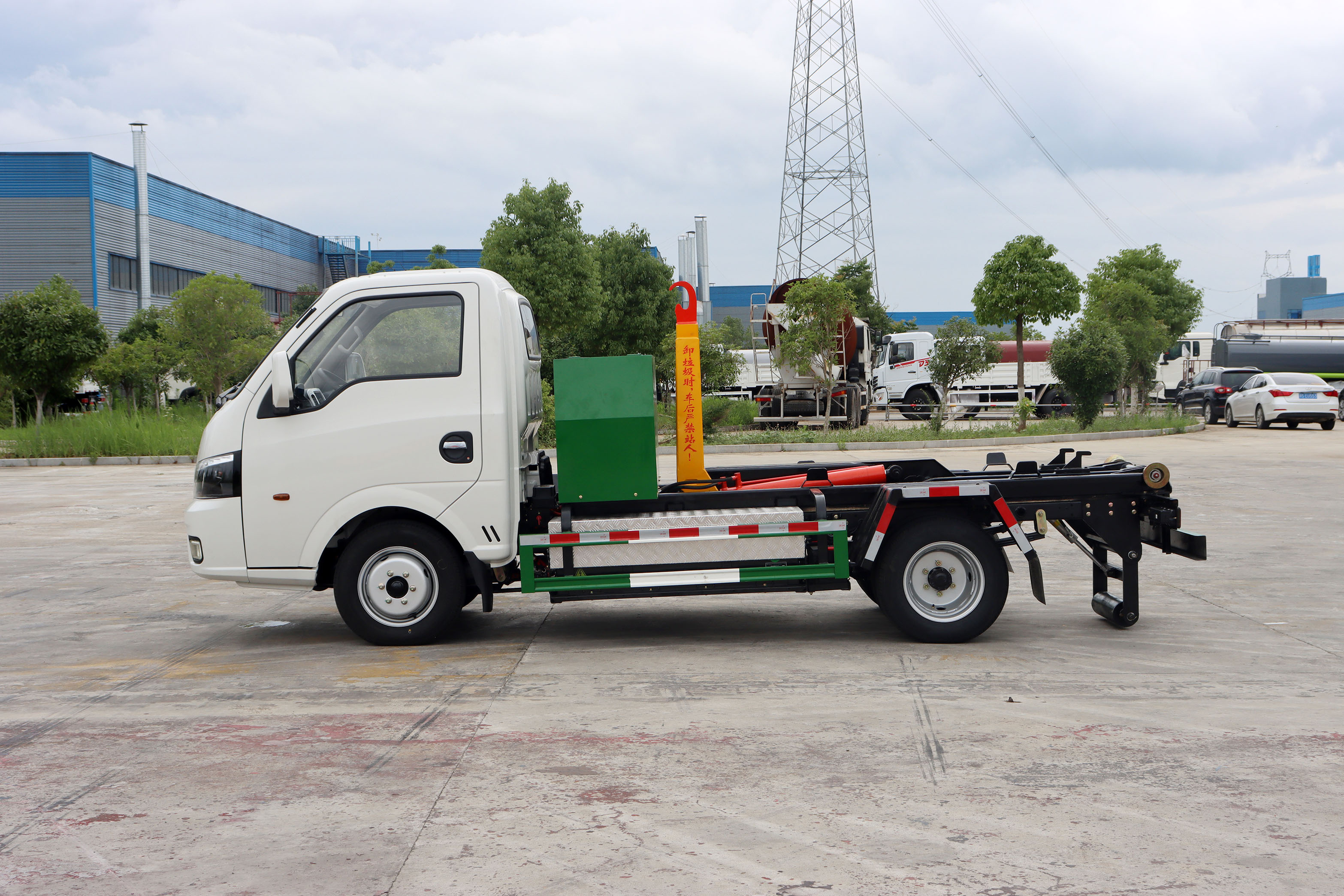 2.5方東風(fēng)華神純電動(dòng)車廂可卸式垃圾車圖片3