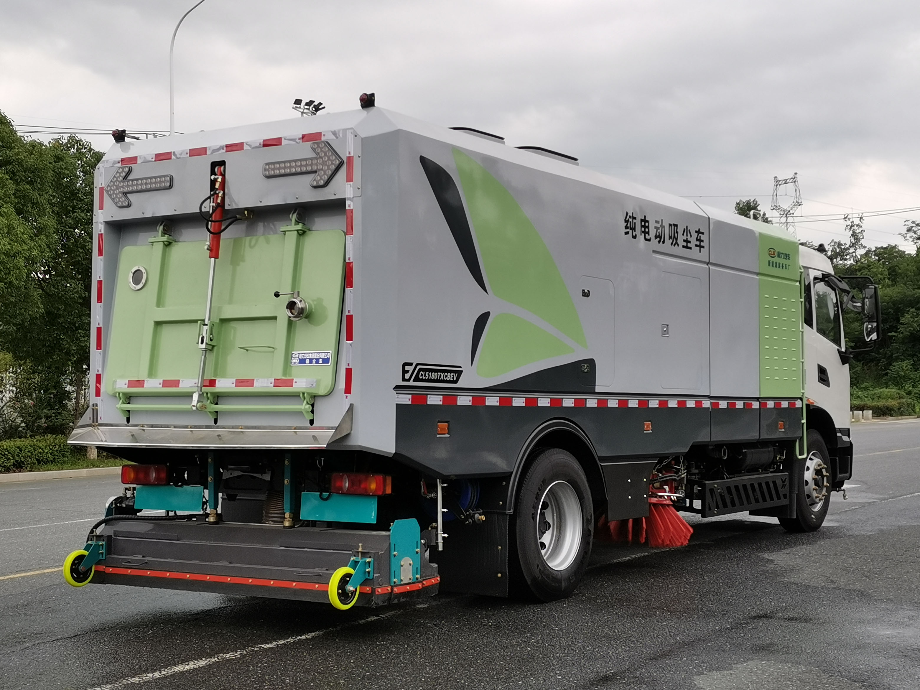 東風(fēng)天錦11方純電動(dòng)干濕兩用吸塵車圖片4