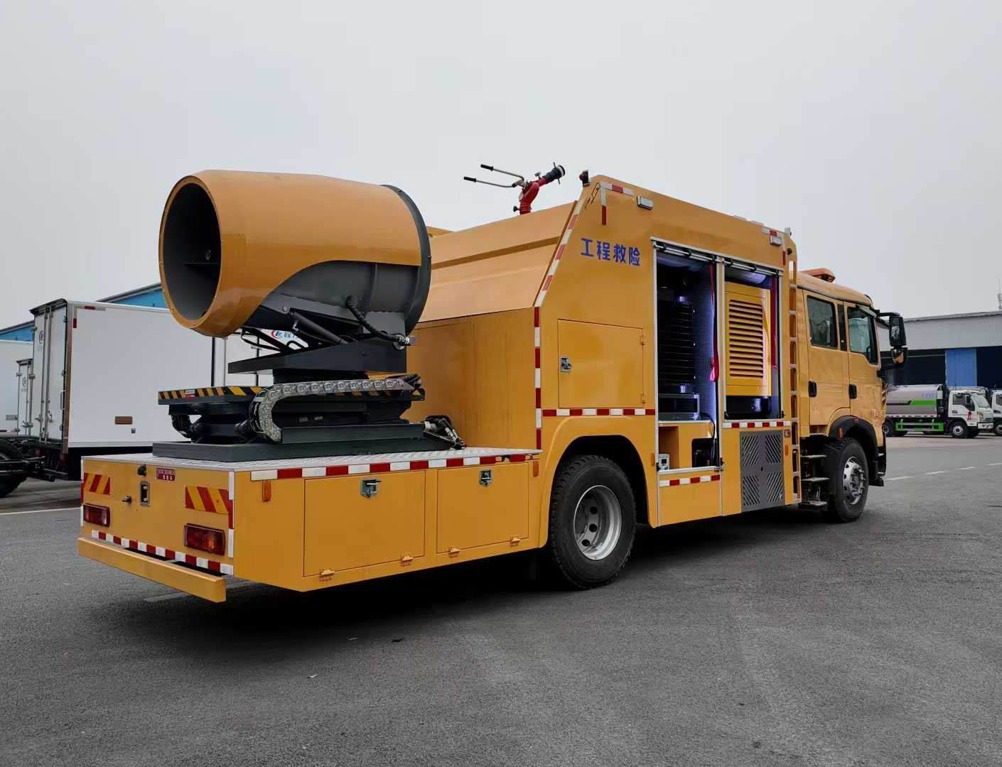 重汽豪沃工程救險(xiǎn)搶險(xiǎn)車圖片3