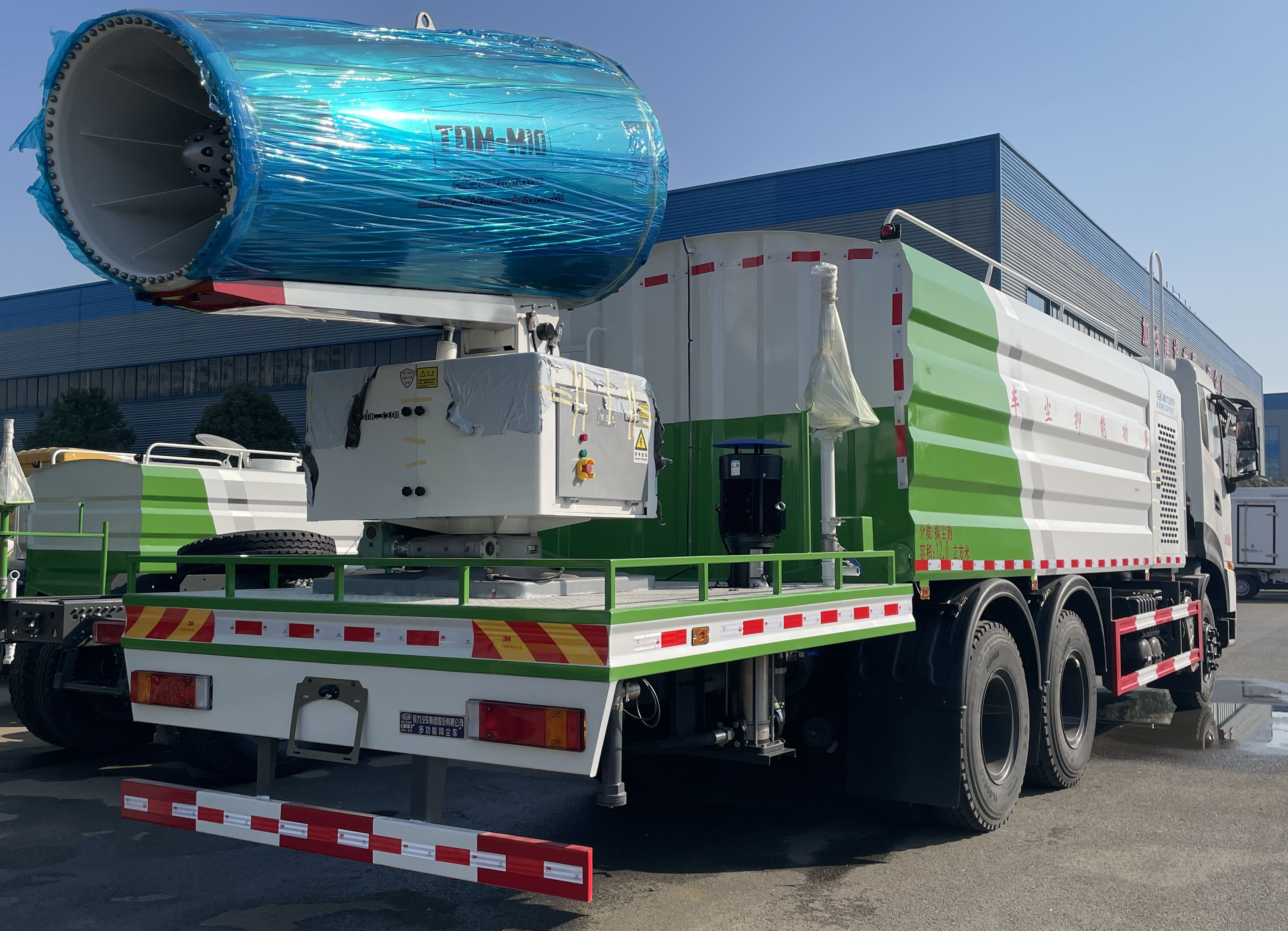 東風(fēng)天龍后雙橋多功能霧炮抑塵車圖片4